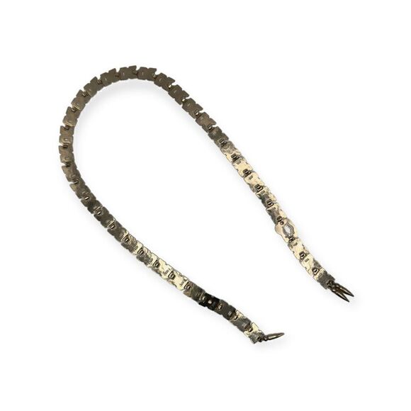 Silver toned link necklace 20 inches long clasp in the middle - Picture 6 of 6